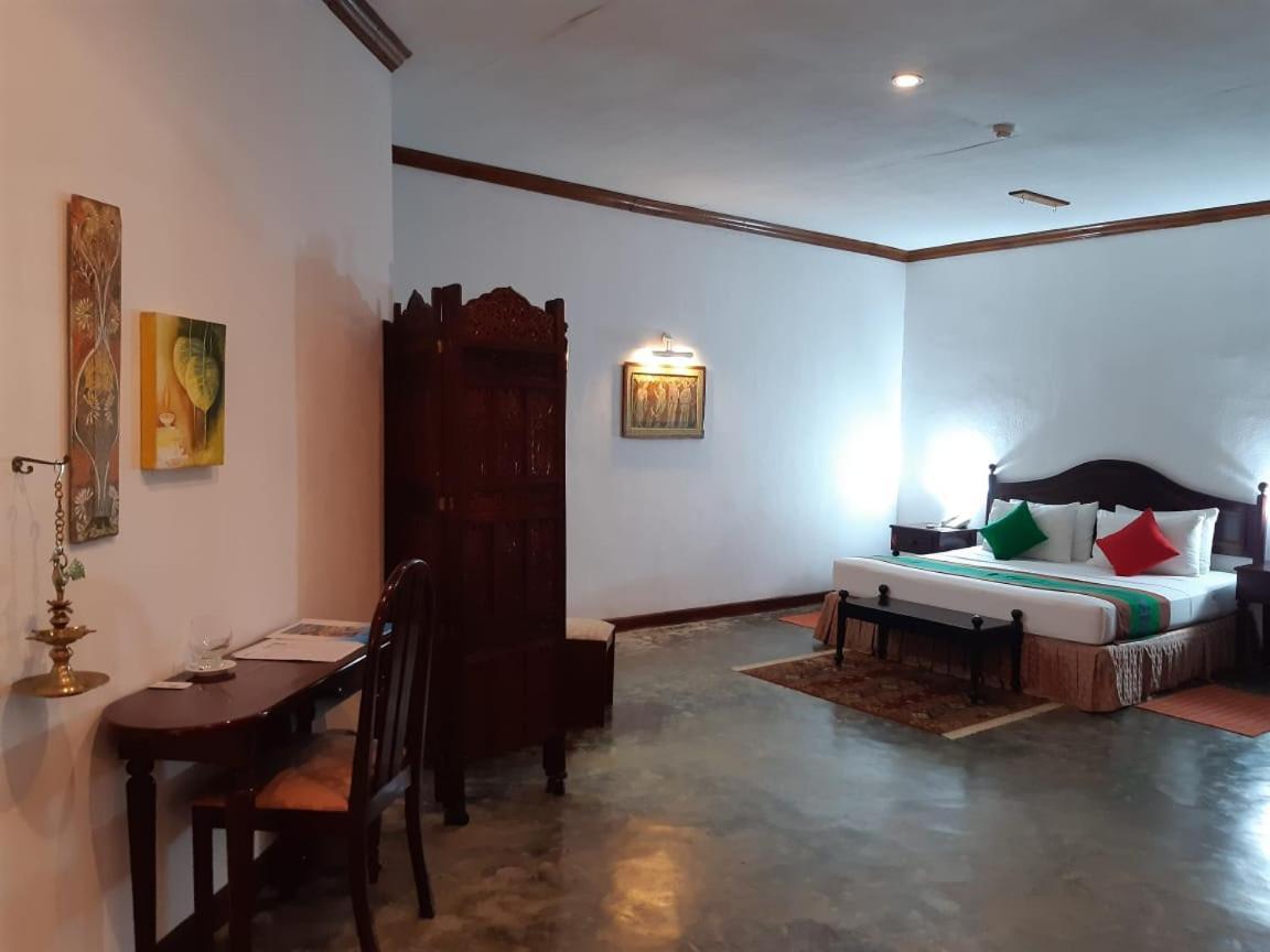 The Oasis Beach Resort 汉班托塔 外观 照片