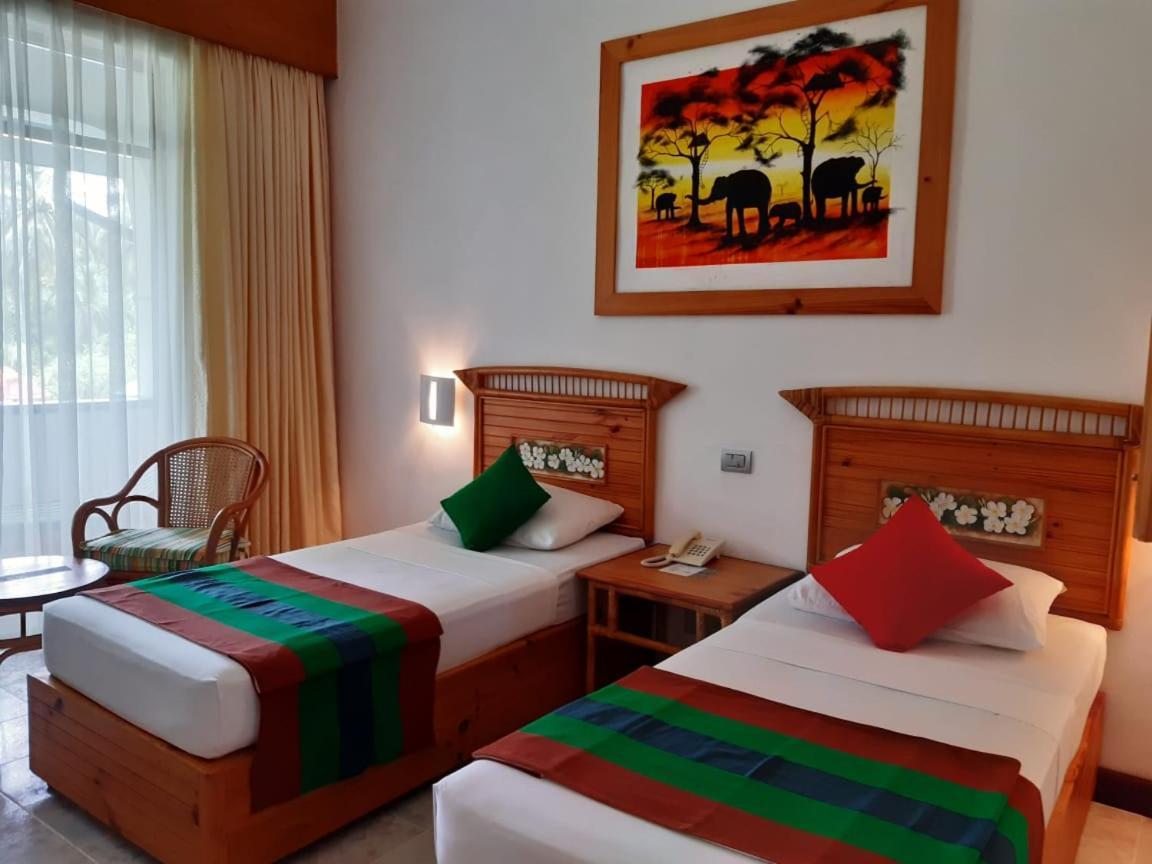 The Oasis Beach Resort 汉班托塔 外观 照片
