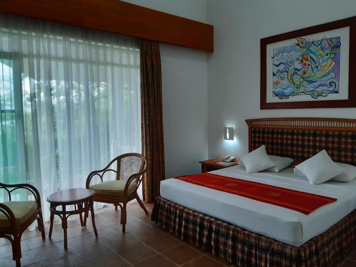 The Oasis Beach Resort 汉班托塔 外观 照片