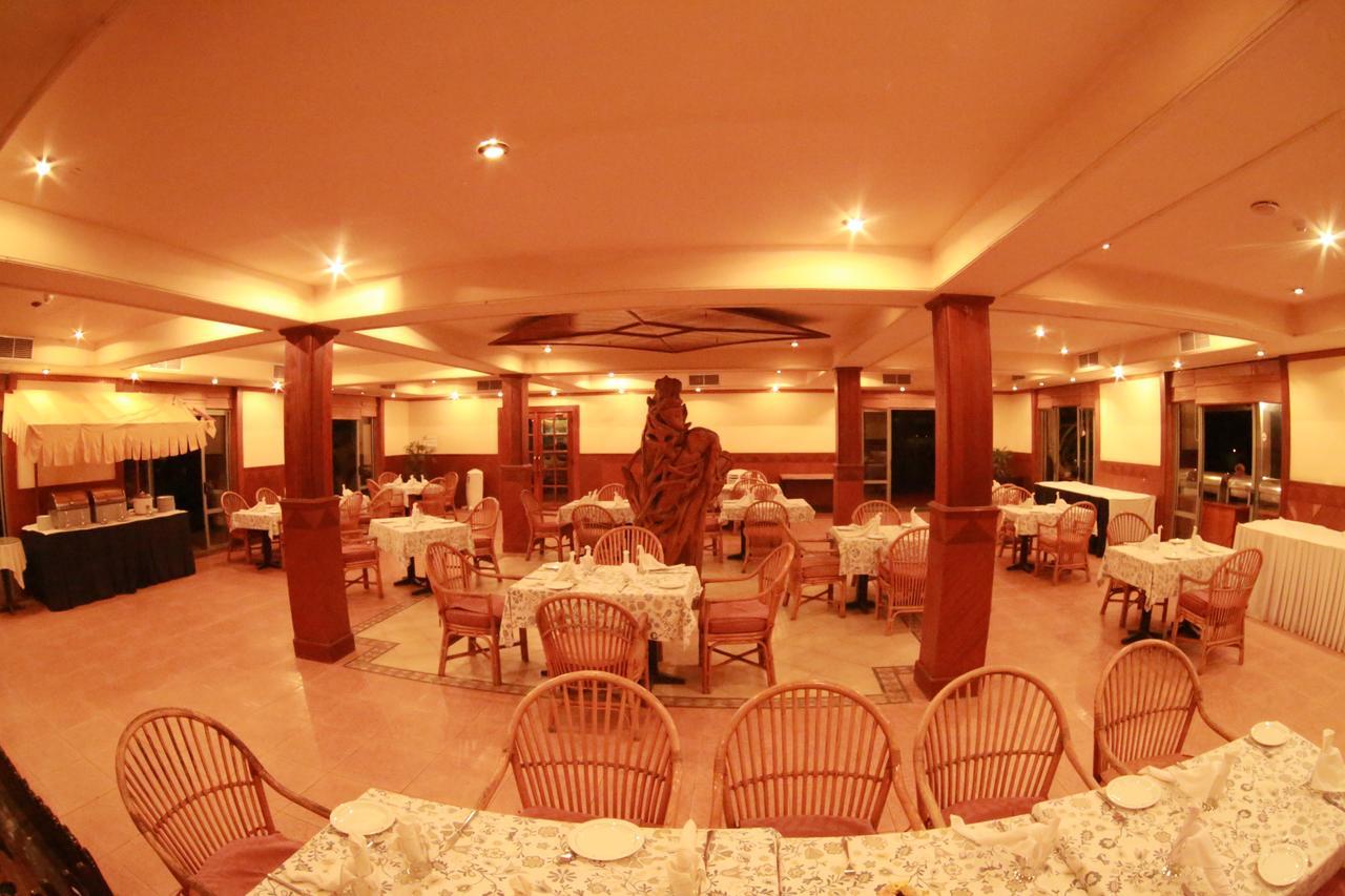 The Oasis Beach Resort 汉班托塔 外观 照片