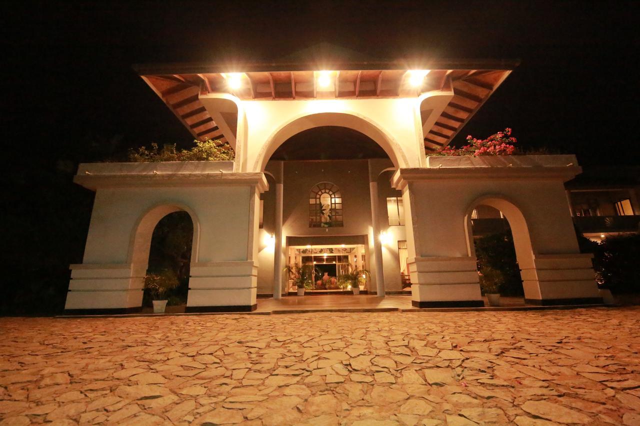 The Oasis Beach Resort 汉班托塔 外观 照片