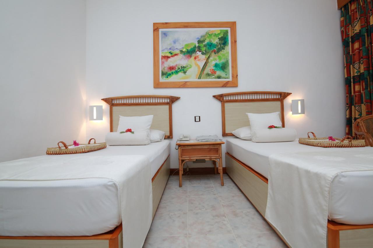 The Oasis Beach Resort 汉班托塔 外观 照片