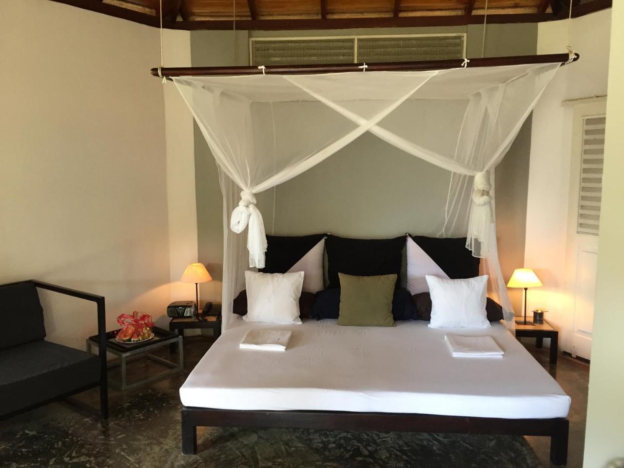 The Oasis Beach Resort 汉班托塔 外观 照片