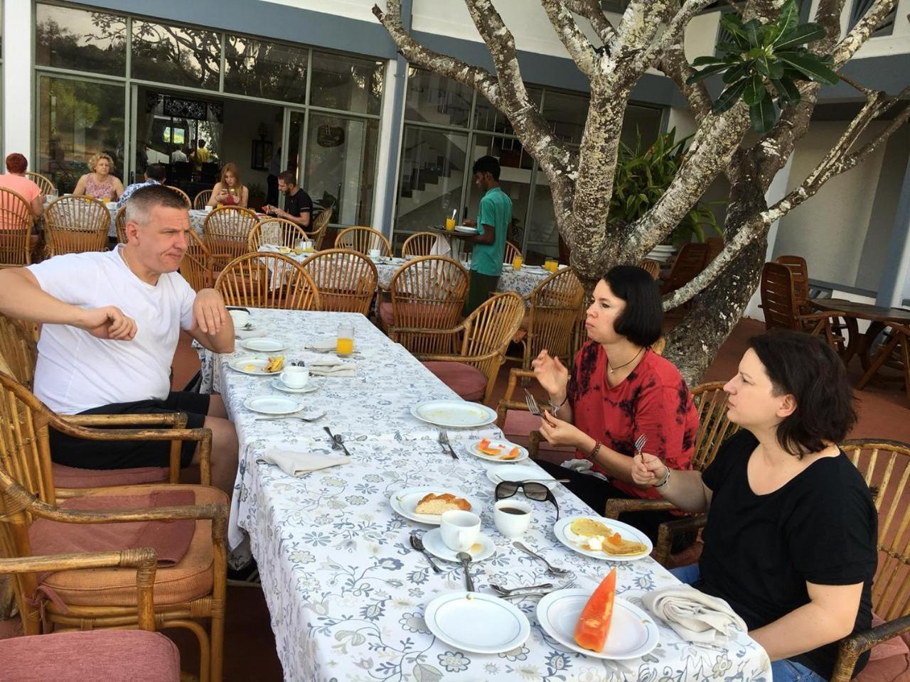 The Oasis Beach Resort 汉班托塔 外观 照片