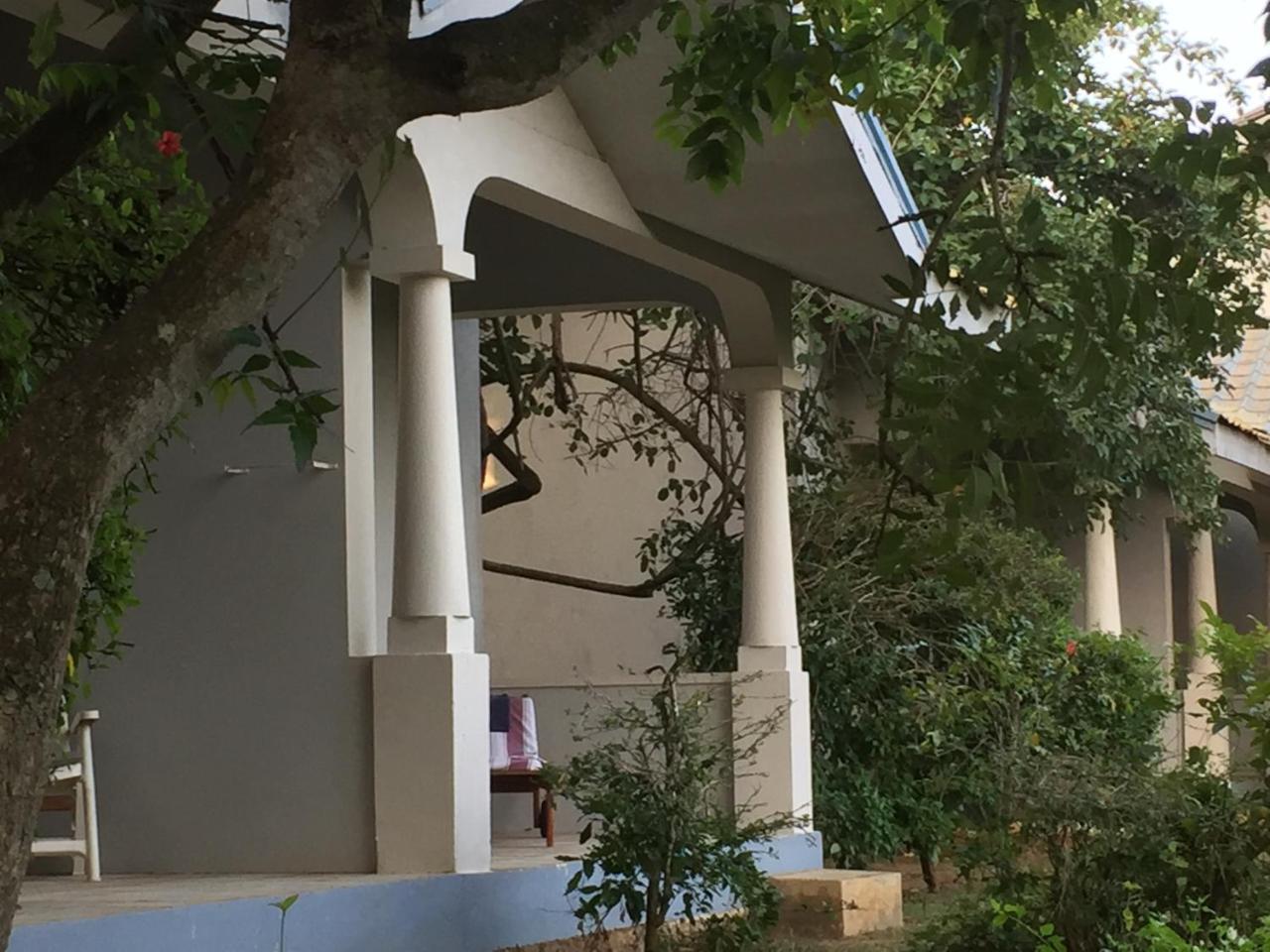 The Oasis Beach Resort 汉班托塔 外观 照片
