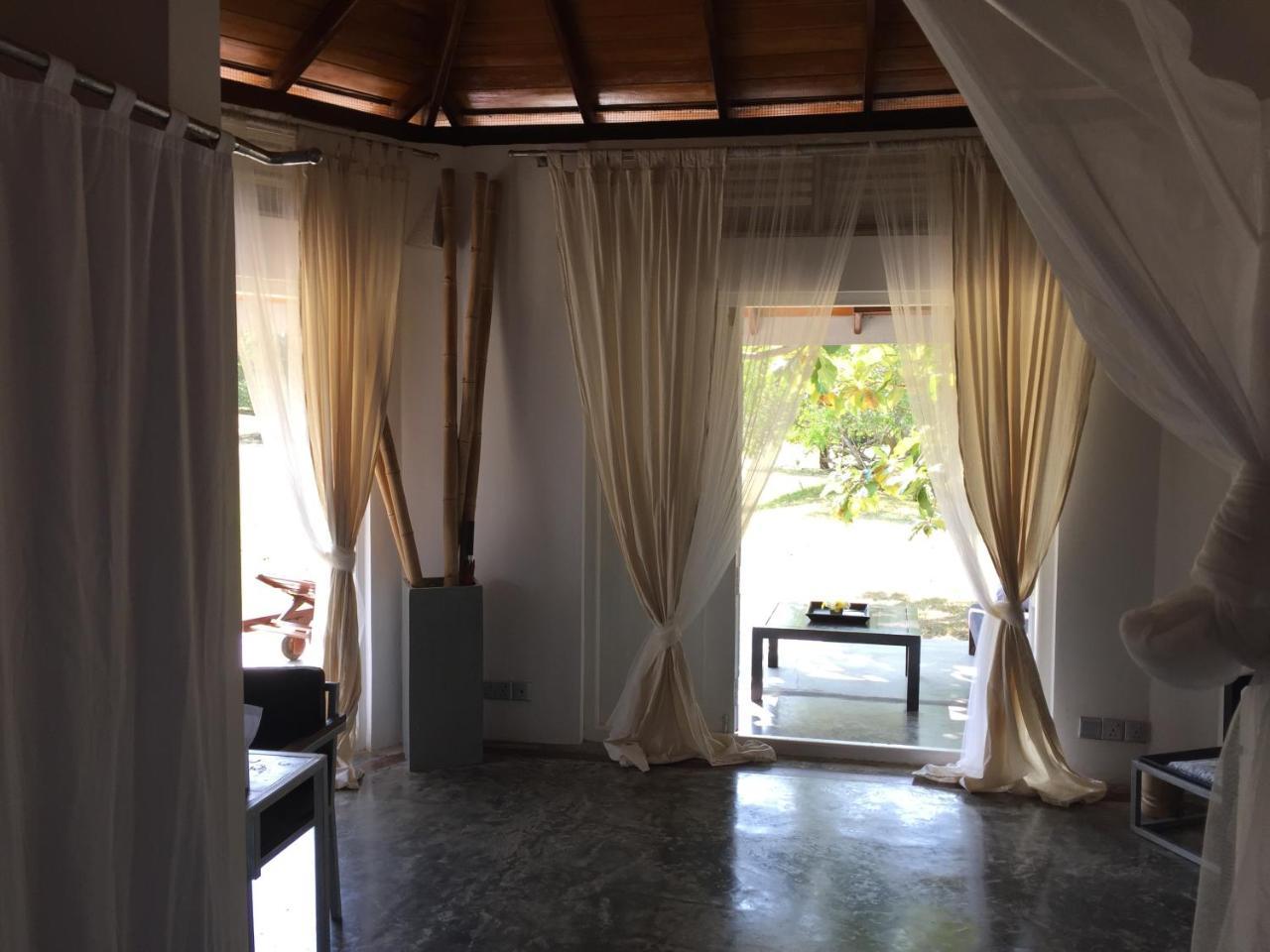 The Oasis Beach Resort 汉班托塔 外观 照片
